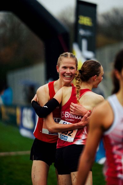 Pia Schlattmann (LG Brillux Münster), Nele Heymann (LG Brillux Münster) im Lauf L09 - Frauen, U23 Langstrecke bei den Deutschen Meisterschaften im Crosslauf auf dem Sportgelände Bürgerpark Nord am 30.11.2025 in Darmstadt