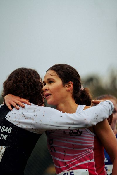Lisa Tertsch (ASC Darmstadt), Alina Reh (SSV Ulm 1846) im Lauf L09 - Frauen, U23 Langstrecke bei den Deutschen Meisterschaften im Crosslauf auf dem Sportgelände Bürgerpark Nord am 30.11.2025 in Darmstadt