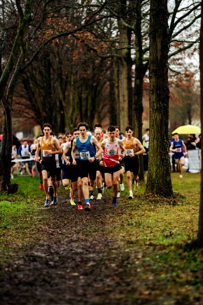 Nick Jäger (LSC Höchstadt/Aisch), Felix Friedrich (Dresdner SC 1898), Maximilian Berger (LSC Höchstadt/Aisch) bei den Deutschen Meisterschaften im Crosslauf auf dem Sportgelände Bürgerpark Nord am 30.11.2025 in Darmstadt