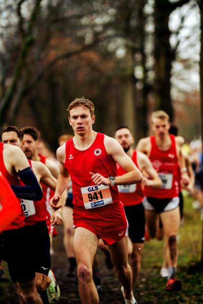 Valentin Röhrig (Dresdner SC 1898) im Lauf L10 - Männer, U23 Langstrecke bei den Deutschen Meisterschaften im Crosslauf auf dem Sportgelände Bürgerpark Nord am 30.11.2025 in Darmstadt