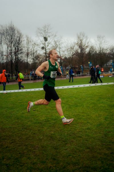 Clemens Ostrowski (VfL Wolfsburg) im Lauf L10 - Männer, U23 Langstrecke bei den Deutschen Meisterschaften im Crosslauf auf dem Sportgelände Bürgerpark Nord am 30.11.2025 in Darmstadt