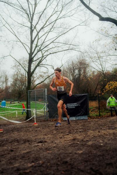 Nick Jäger (LSC Höchstadt/Aisch) im Lauf L10 - Männer, U23 Langstrecke bei den Deutschen Meisterschaften im Crosslauf auf dem Sportgelände Bürgerpark Nord am 30.11.2025 in Darmstadt