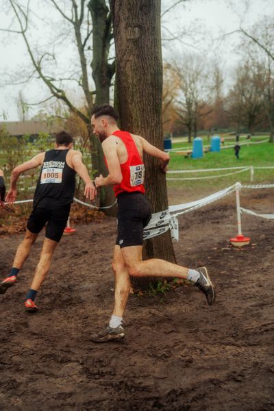 Max Nores (TSV Bayer 04 Leverkusen) im Lauf L10 - Männer, U23 Langstrecke bei den Deutschen Meisterschaften im Crosslauf auf dem Sportgelände Bürgerpark Nord am 30.11.2025 in Darmstadt