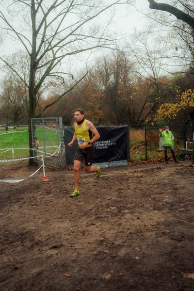Jens Mergenthaler (LG farbtex Nordschwarzwald) im Lauf L10 - Männer, U23 Langstrecke bei den Deutschen Meisterschaften im Crosslauf auf dem Sportgelände Bürgerpark Nord am 30.11.2025 in Darmstadt