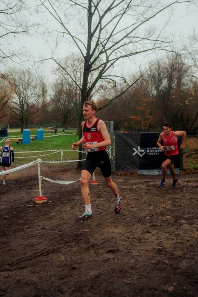 Linus Vennemann (LG Osnabrück) im Lauf L10 - Männer, U23 Langstrecke bei den Deutschen Meisterschaften im Crosslauf auf dem Sportgelände Bürgerpark Nord am 30.11.2025 in Darmstadt