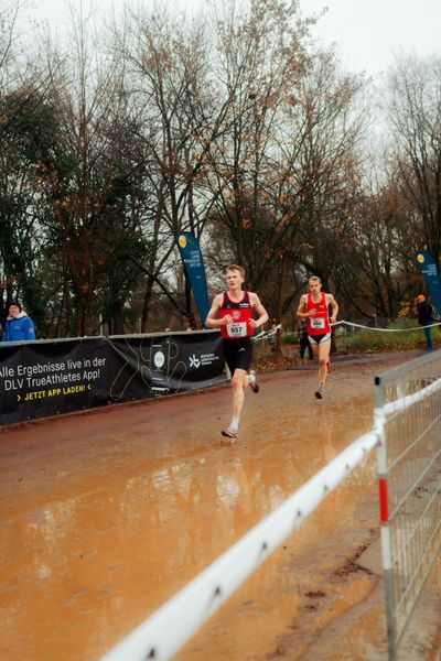 Linus Vennemann (LG Osnabrück), Max Dieterich (LG Braunschweig) im Lauf L10 - Männer, U23 Langstrecke bei den Deutschen Meisterschaften im Crosslauf auf dem Sportgelände Bürgerpark Nord am 30.11.2025 in Darmstadt