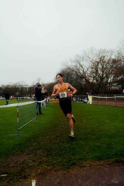 Maximilian Berger (LSC Höchstadt/Aisch) im Lauf L10 - Männer, U23 Langstrecke bei den Deutschen Meisterschaften im Crosslauf auf dem Sportgelände Bürgerpark Nord am 30.11.2025 in Darmstadt