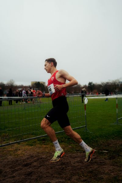 Artur Beimler (LC Cottbus) im Lauf L10 - Männer, U23 Langstrecke bei den Deutschen Meisterschaften im Crosslauf auf dem Sportgelände Bürgerpark Nord am 30.11.2025 in Darmstadt