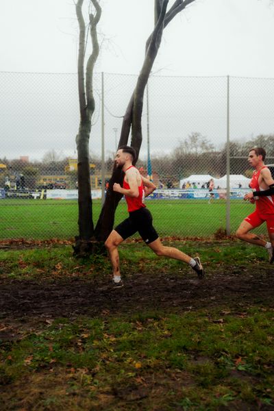 Max Nores (TSV Bayer 04 Leverkusen) im Lauf L10 - Männer, U23 Langstrecke bei den Deutschen Meisterschaften im Crosslauf auf dem Sportgelände Bürgerpark Nord am 30.11.2025 in Darmstadt