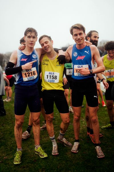 Kurt Lauer (VfL Sindelfingen), Henri Hansert (LG farbtex Nordschwarzwald) Tim Hofmann (VfL Sindelfingen) im Lauf L10 - Männer, U23 Langstrecke bei den Deutschen Meisterschaften im Crosslauf auf dem Sportgelände Bürgerpark Nord am 30.11.2025 in Darmstadt