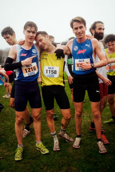 Kurt Lauer (VfL Sindelfingen), Henri Hansert (LG farbtex Nordschwarzwald) Tim Hofmann (VfL Sindelfingen) im Lauf L10 - Männer, U23 Langstrecke bei den Deutschen Meisterschaften im Crosslauf auf dem Sportgelände Bürgerpark Nord am 30.11.2025 in Darmstadt