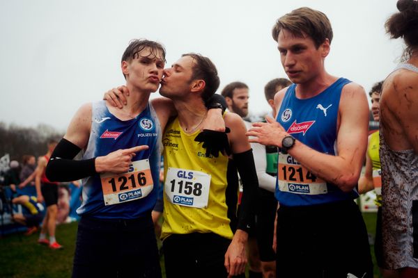 Kurt Lauer (VfL Sindelfingen), Henri Hansert (LG farbtex Nordschwarzwald) Tim Hofmann (VfL Sindelfingen) im Lauf L10 - Männer, U23 Langstrecke bei den Deutschen Meisterschaften im Crosslauf auf dem Sportgelände Bürgerpark Nord am 30.11.2025 in Darmstadt