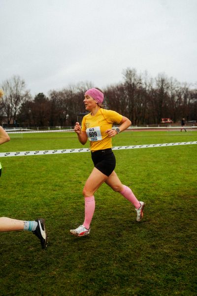Carmen Eickhoff (Laufclub Burgwedel) bei den Deutschen Meisterschaften im Crosslauf auf dem Sportgelände Bürgerpark Nord am 30.11.2025 in Darmstadt