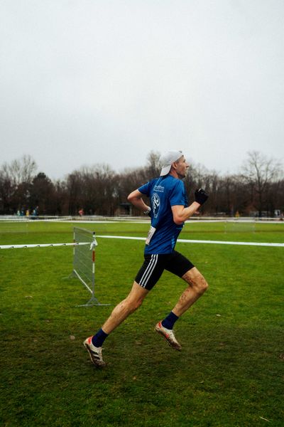 Andreas Bröring (TuS Blau-Weiß Lohne) im Lauf L12 - M35 - M45 Langstrecke bei den Deutschen Meisterschaften im Crosslauf auf dem Sportgelände Bürgerpark Nord am 30.11.2025 in Darmstadt