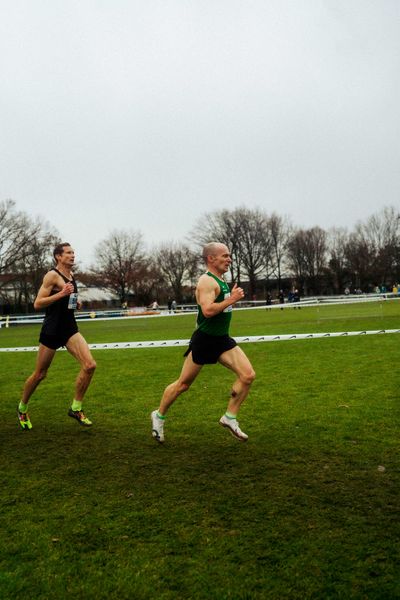 Matthias Weippert (TC Fiko Rostock), Valentin Harwardt (VfL Wolfsburg) im Lauf L12 - M35 - M45 Langstrecke bei den Deutschen Meisterschaften im Crosslauf auf dem Sportgelände Bürgerpark Nord am 30.11.2025 in Darmstadt