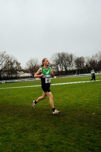 Chris Schulze (VfL Wolfsburg) bei den Deutschen Meisterschaften im Crosslauf auf dem Sportgelände Bürgerpark Nord am 30.11.2025 in Darmstadt
