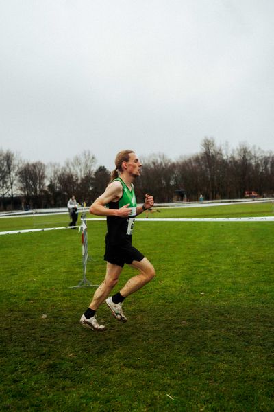 Chris Schulze (VfL Wolfsburg) bei den Deutschen Meisterschaften im Crosslauf auf dem Sportgelände Bürgerpark Nord am 30.11.2025 in Darmstadt