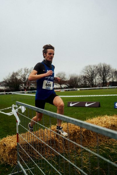 Norbert Englert (LT Ennert Bonn) im Lauf L12 - M35 - M45 Langstrecke bei den Deutschen Meisterschaften im Crosslauf auf dem Sportgelände Bürgerpark Nord am 30.11.2025 in Darmstadt
