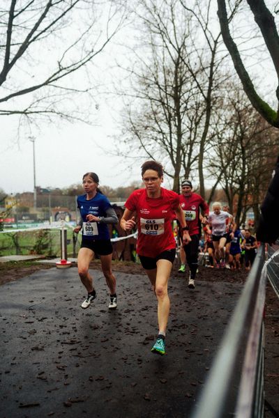Elke Bussmann (OSC Damme) im Lauf L13 - M65-M90, W50-W90 bei den Deutschen Meisterschaften im Crosslauf auf dem Sportgelände Bürgerpark Nord am 30.11.2025 in Darmstadt