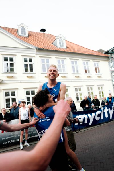Nils Voigt (TV Wattenscheid 01) wird getragen von Tim Assmann (LAV Stadtwerke Tübingen)  am 08.03.2026 bei den Deutschen Meisterschaften 10 km Straße in Uelzen