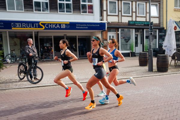 Julia Franke (Laufteam Hamburg), Sabrina Mockenhaupt-Gregor (Tomerdinger LV) am 08.03.2026 bei den Deutschen Meisterschaften 10 km Straße in Uelzen